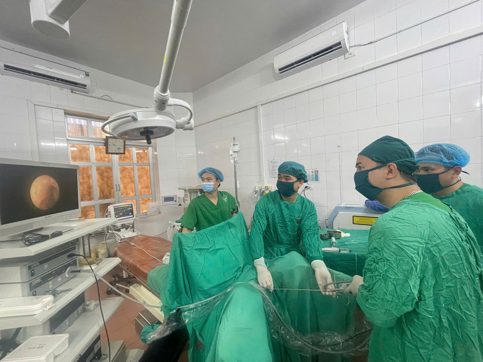 Hình ảnh tin tức Phẫu Thuật Nội Soi Thành Công Ca Sỏi Niệu Quản Gây Ứ Nước Thận Ở Bệnh Nhi 8 Tuổi