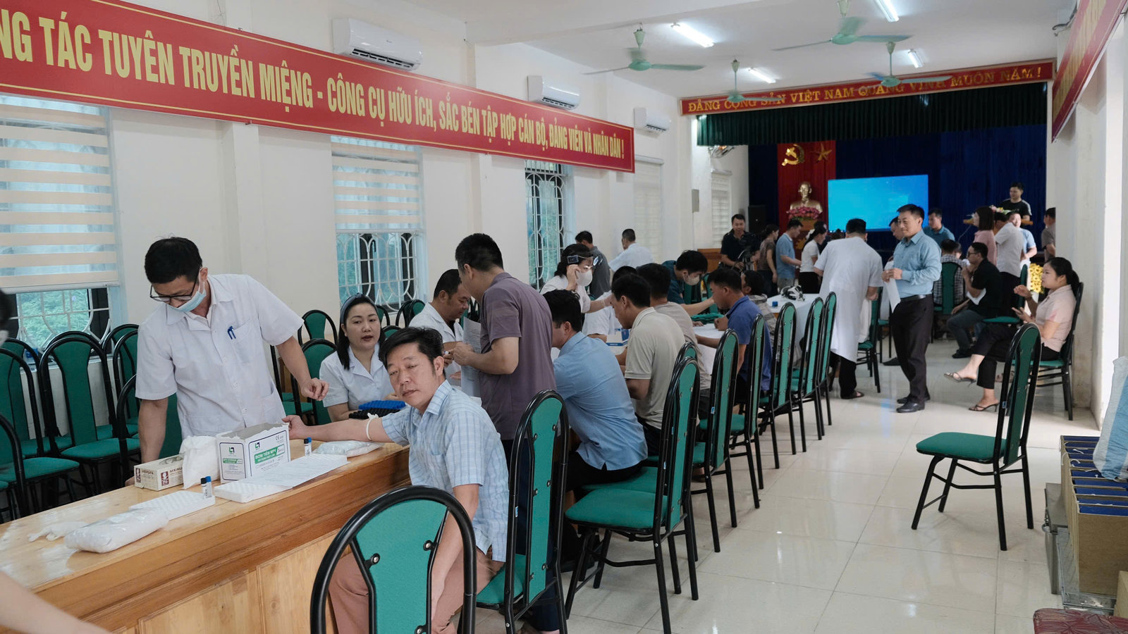 Hình ảnh tin tức Khám sức khỏe cán bộ, công chức, người lao động xã Tú Lệ