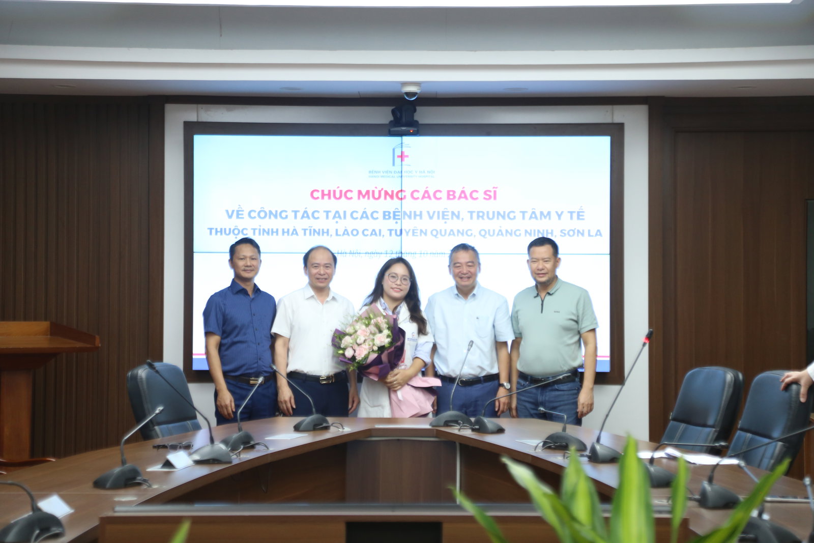 Hình ảnh tin tức Bệnh viện Đa khoa số 3 tỉnh Lào Cai đón bác sĩ nội trú Bệnh viện Đại học Y Hà Nội đến hỗ trợ chuyên môn
