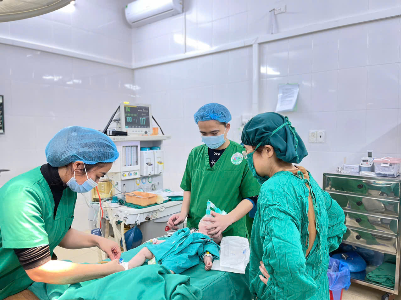 Hình ảnh tin tức PHẪU THUẬT CHẤN THƯƠNG SỌ NÃO CHO BÉ 3 THÁNG TUỔI