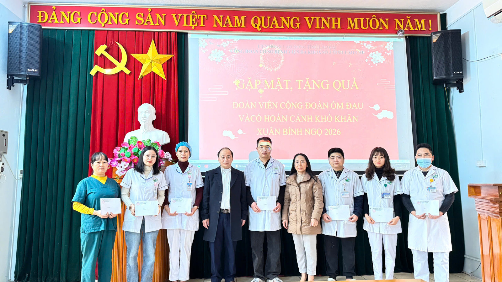 Hình ảnh tin tức TẶNG QUÀ TẾT CHO VIÊN CHỨC VÀ NGƯỜI LAO ĐỘNG KHÓ KHĂN