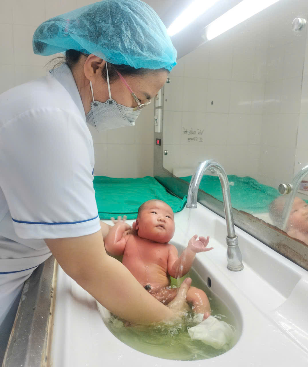 Hình ảnh tin tức HƯỚNG DẪN TẮM AN TOÀN CHO TRẺ SƠ SINH