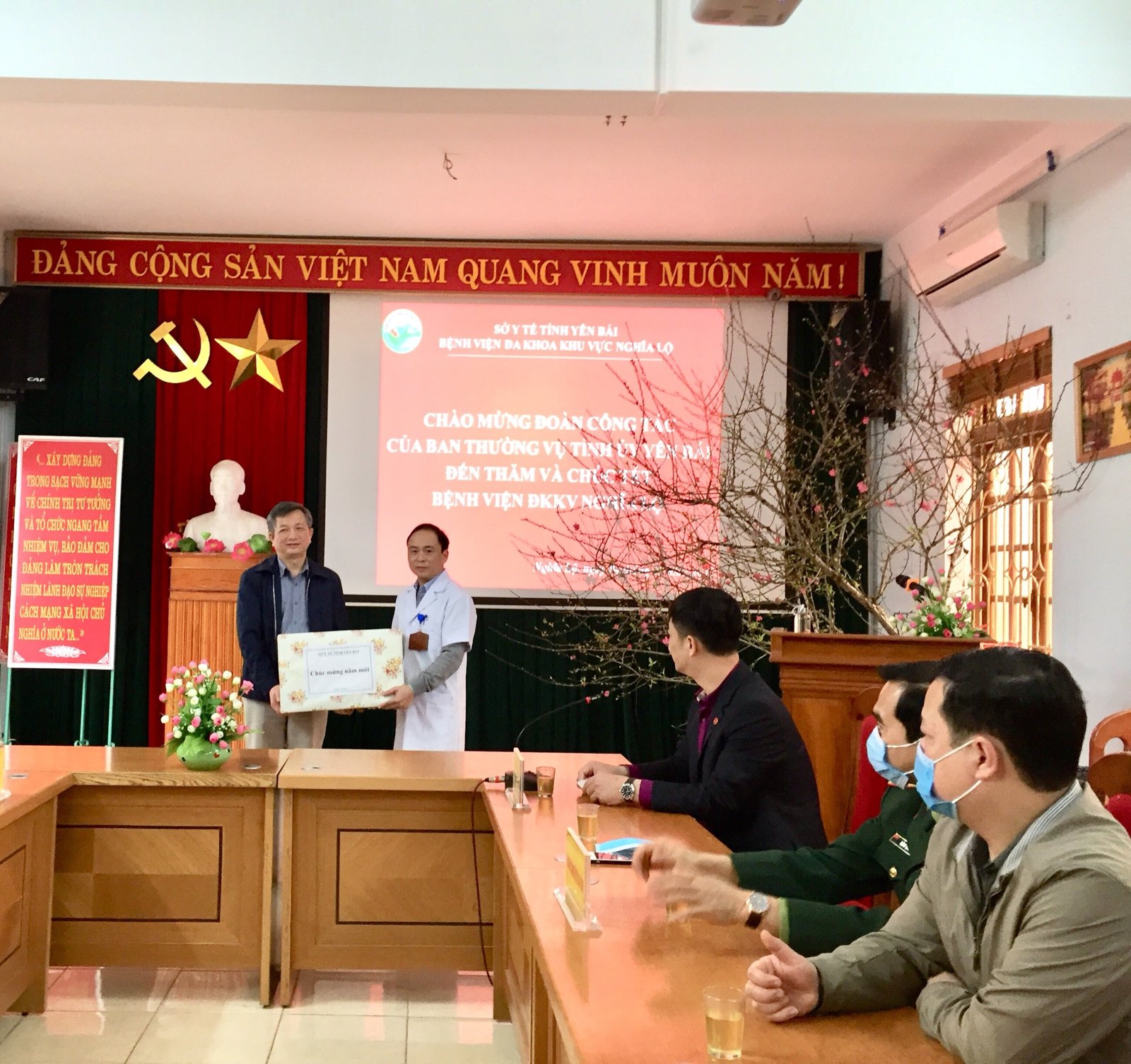 Hình ảnh tin tức Đoàn công tác tỉnh Yên Bái đến thăm và chúc tết cán bộ y bác sỹ Bệnh viện đa khoa khu vực Nghĩa Lộ- Yên Bái.  